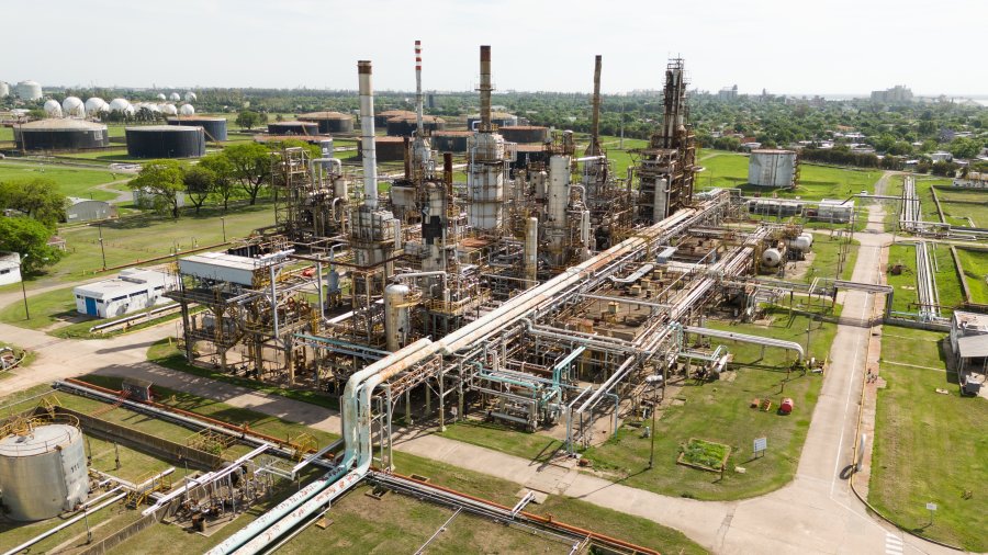 Blanco propuso reconvertir la Refiner&iacute;a de YPF en San Lorenzo.