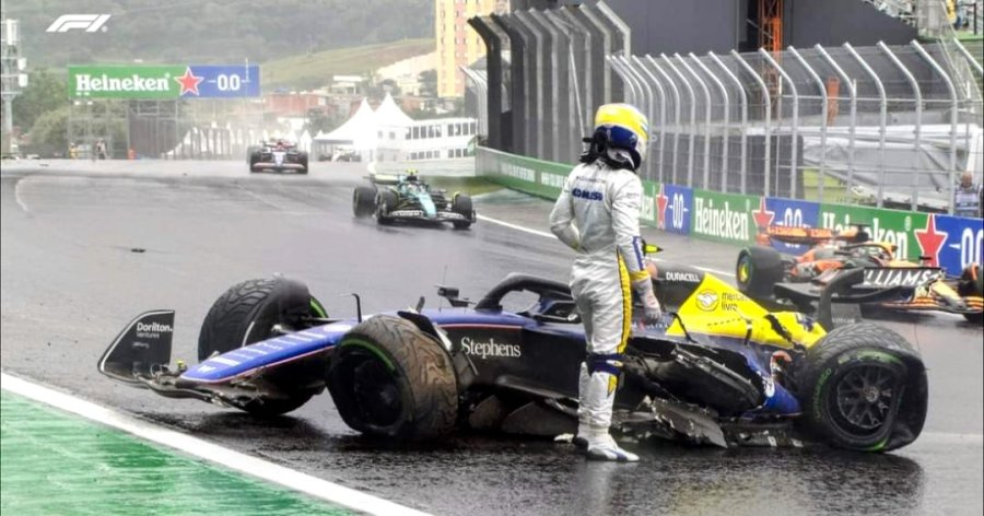 Franco Colapinto parado junto al Williams tras el accidente en Interlagos.