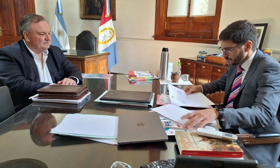 Felipe Michlig trabaja para avanzar en la reforma constitucional, con la reelección de Pullaro como punto de desacuerdo.