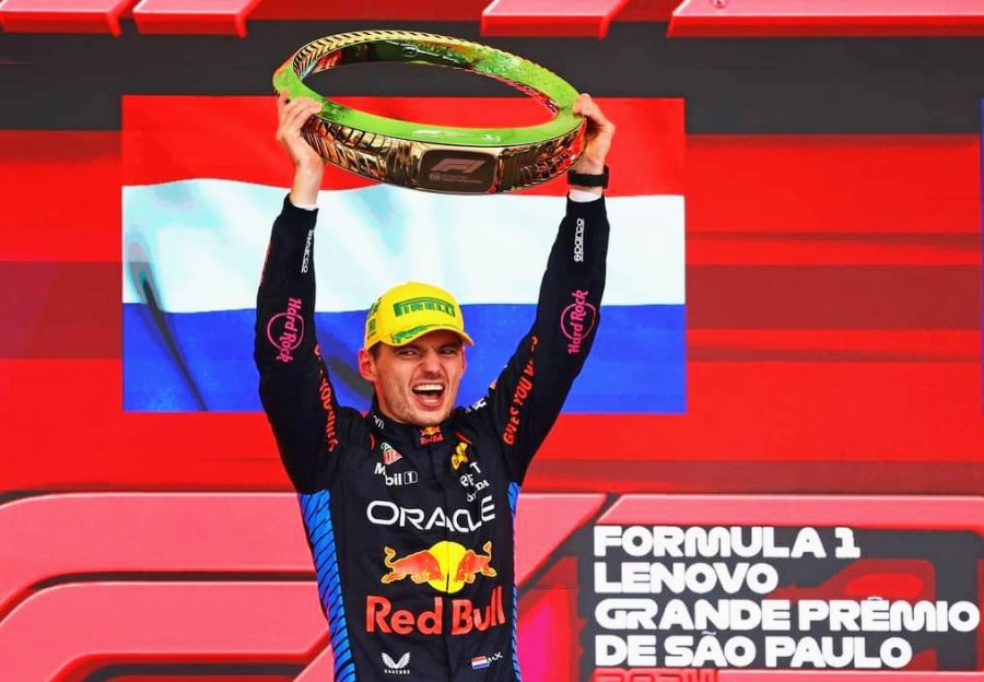 Max Verstappen festeja su espectacural victoria en el podio de Interlagos.