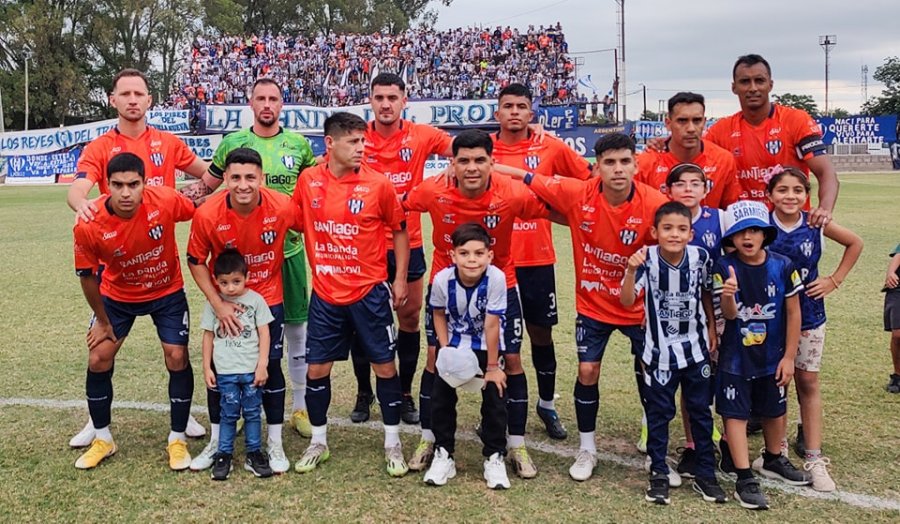 POLEMICA. El equipo santiagueño fue nuevamente beneficiado por el arbitraje.