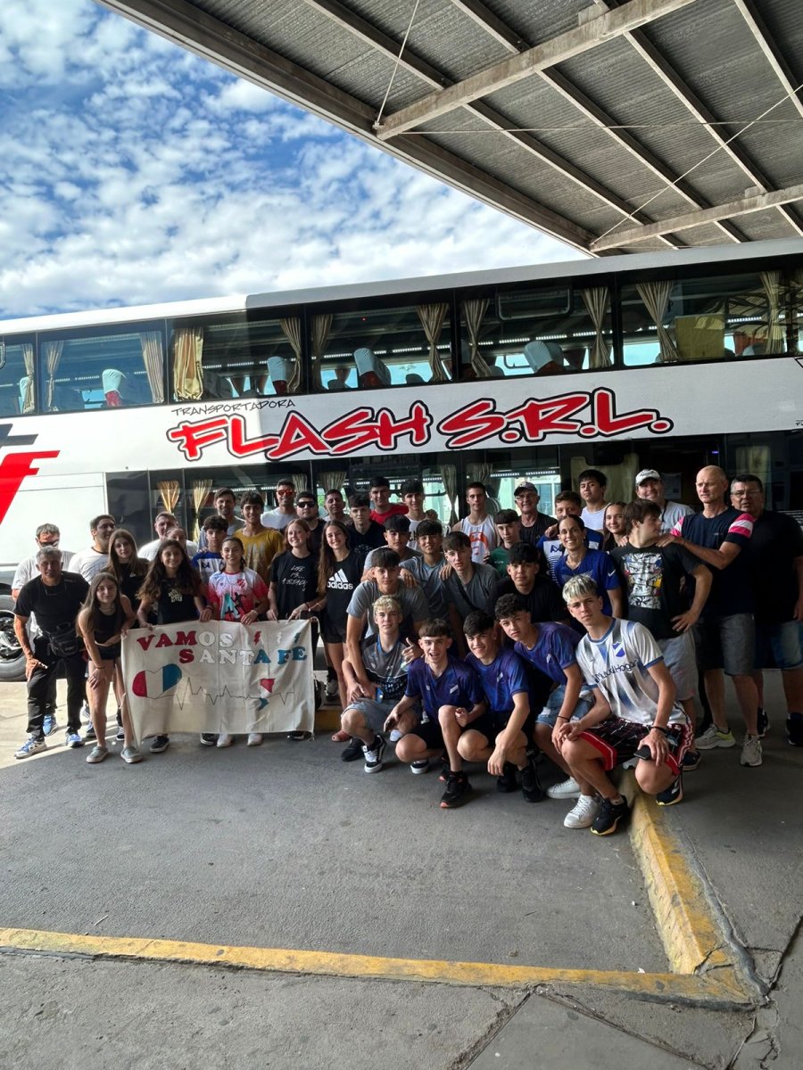 PARTIDA. El contingente de Rafaela y zona que se dirigió a Rosario para sumarse a la delegación provincial.