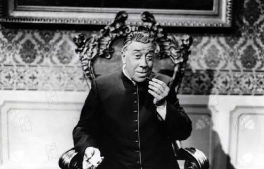 Fernandel personificando a Don Camilo.