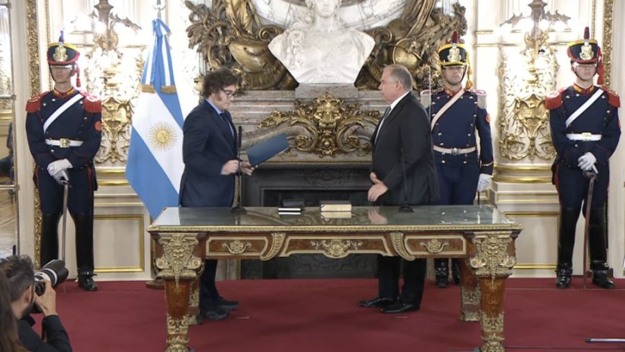 Milei al tomarle juramento a Werthein en Casa Rosada.