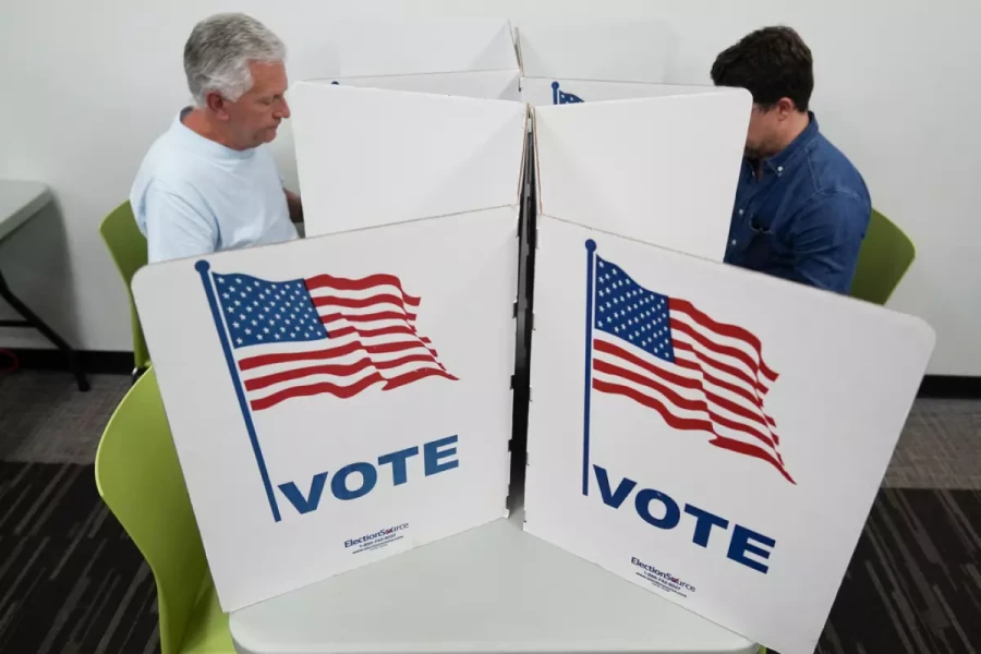 Varias personas seleccionando sus votos en el centro de la Biblioteca Regional de Tysons-Pimmit en Falls Church, Virginia. (FOTO AP)