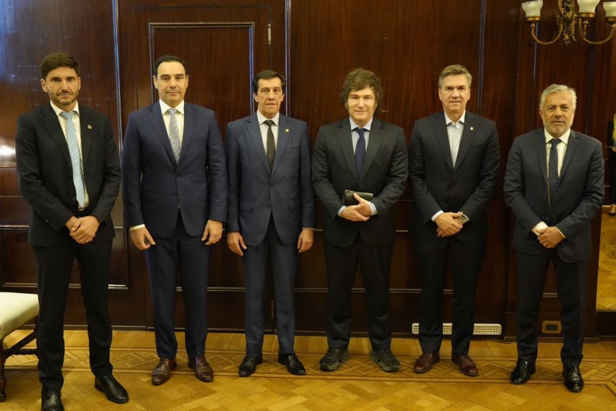 Pullaro, Vald&eacute;s, Sadir, Milei, Zdero y Cornejo durante la cumbre de este martes al mediod&iacute;a en Casa Rosada.