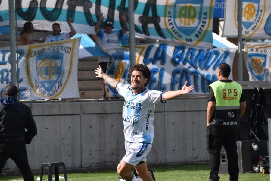 JONÁS AGUIRRE CELEBRA SU GOL, EL 2-0 PARCIAL PARA LA CREMA SOBRE BROWN DE ADROGUÉ.