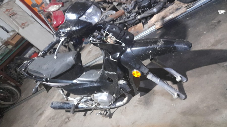 <i>A la moto robada en barrio Barranquitas le sacaron las ruedas y luego la descartaron en las v&iacute;as del ferrocarril.</i>