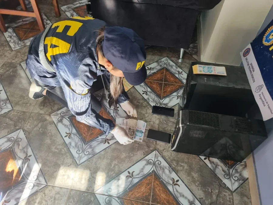 Computadoras, celulares y dinero fueron secuestrados por la Policía Federal.