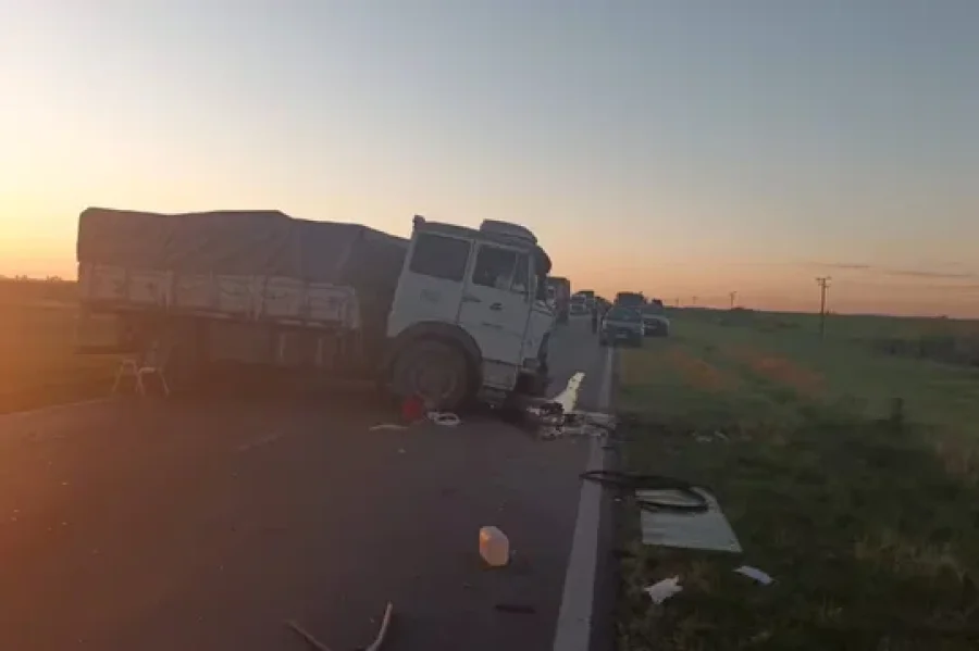 El Fiat Iveco terminó cruzado sobre la ruta 34 y hubo que desviar el tránsito