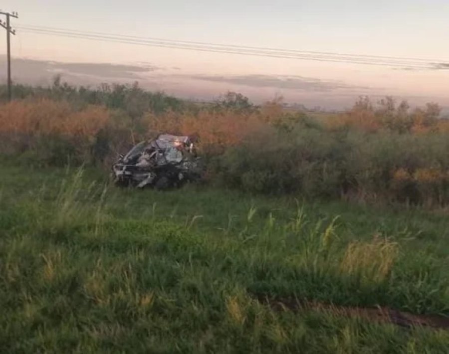 <i>El Renault Sandero Stepway termin&oacute; irreconocible en la cuneta a unos 50 m de la ruta.</i>
