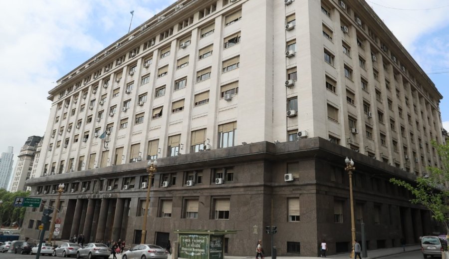 POSITIVO. El Ministerio de Economía destaca la baja del riesgo país.