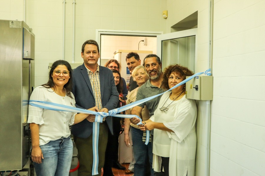INAUGURACIÓN. Con autoridades y funcionarios, la planta fermentadora fue presentada en sociedad.
