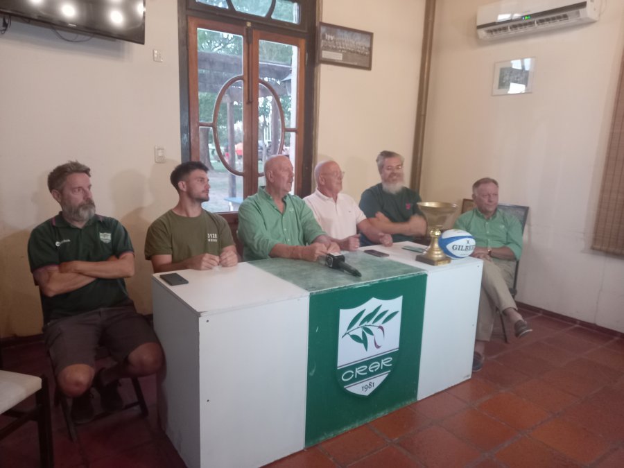 TODO PREPARADO. Dirigentes y protagonistas durante la presentaci&oacute;n.