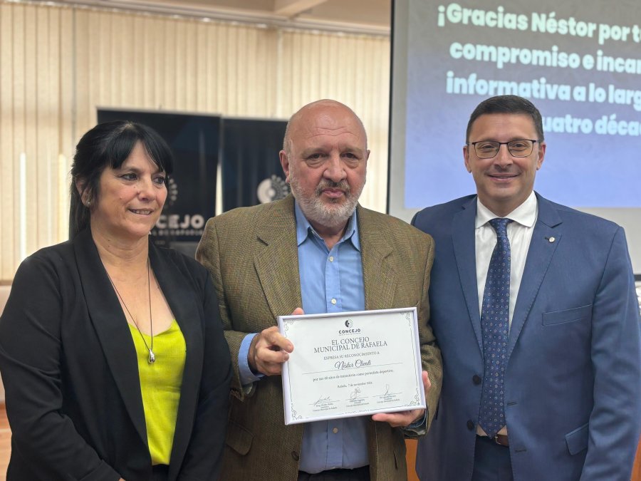 40 A&Ntilde;OS DE PERIODISMO. N&eacute;stor Clivati al recibir el reconocimiento por parte de Lisandro M&aacute;rsico y Alejandra Sagardoy.