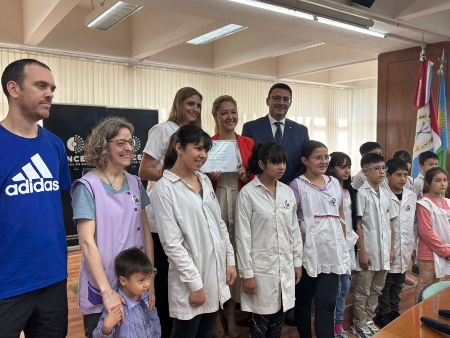 INVITADOS. Concejales, alumnos y docentes durante la sesión de este jueves.