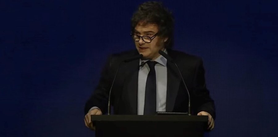 PRESIDENTE. Milei al disertar en la C&aacute;mara de Comercio.