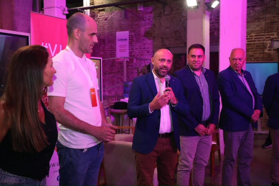 El ministro de Desarrollo Productivo, Gustavo Puccini, junto a Andr&eacute;s Rossi, director de la carrera de Videojuegos de UNRaf, entre otros.