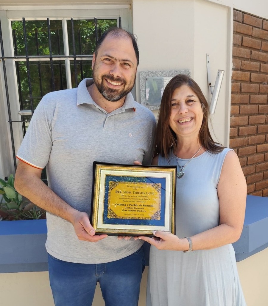 José Barbero Silvia Catto durante la entrega del reconocimiento.