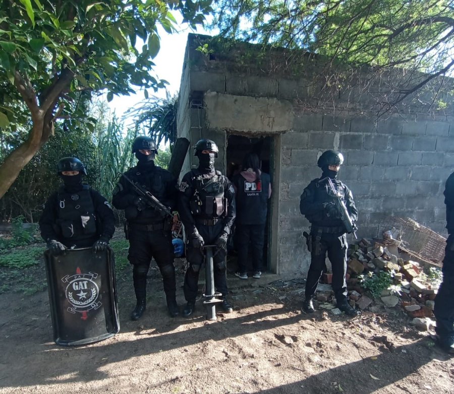 Personal de PDI, con colaboración de la Policía de Acción Téctica (DGPAT) Santa Fe y personal de la Comisaría 15a. de Desvío Arijón ejecutaron los allanamientos.