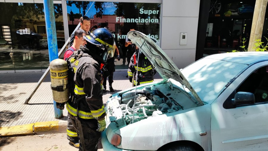Los trabajadores de un local de neumáticos realizaron las primeras tareas con extintores y baldes de arena.