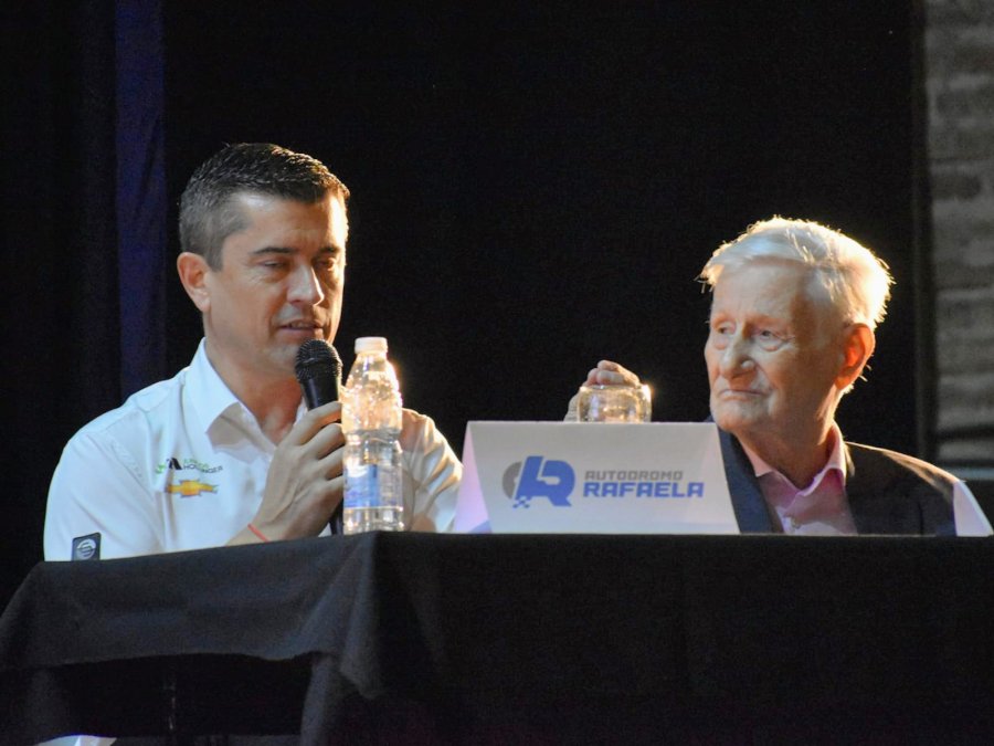 Ricardo Juncos y Heriberto Pronello en el escenario del Cine Belgrano.
