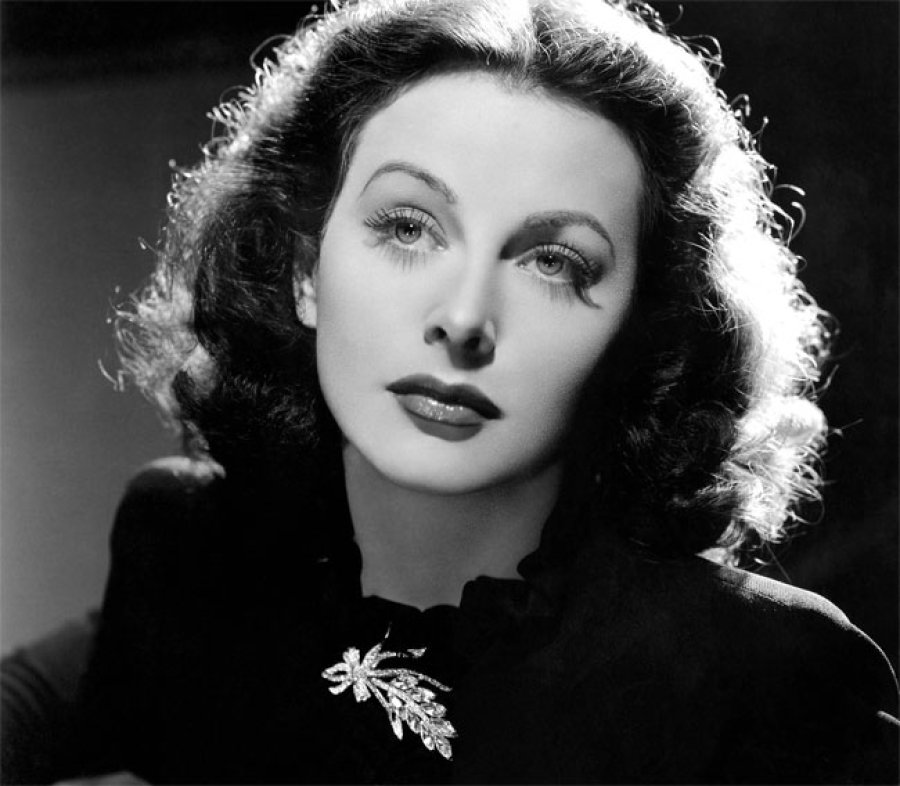 La actriz Hedy Lamarr inventó el espectro ensanchado.