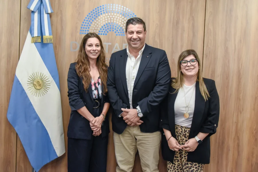 Al medio, el diputado Gabriel Chumpitaz.