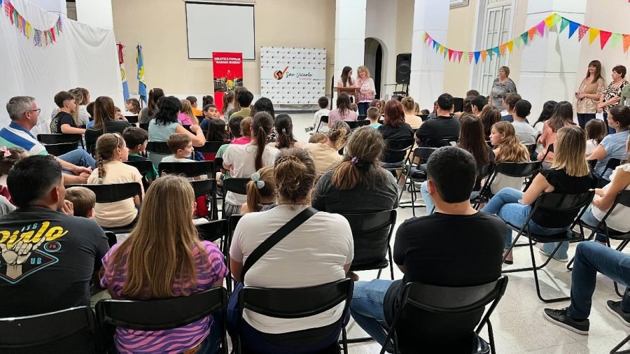 Ceremonia concretada a sala colmada.