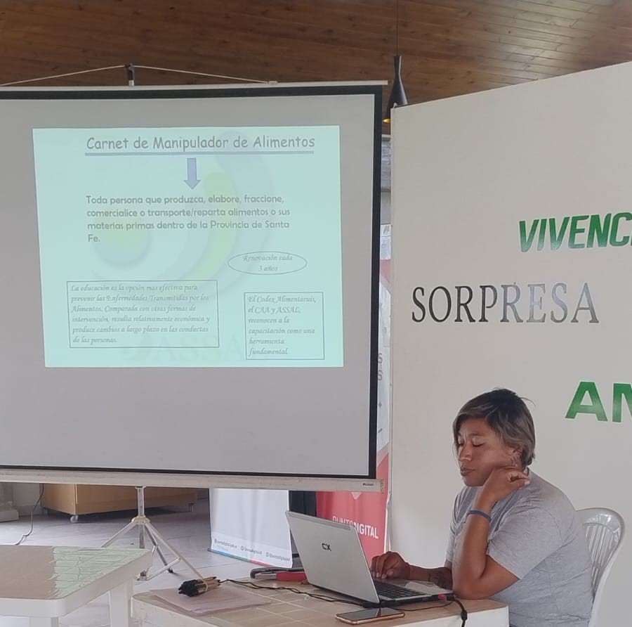 Fue concretada otra actividad de formaciónen manipuación de alimentos.