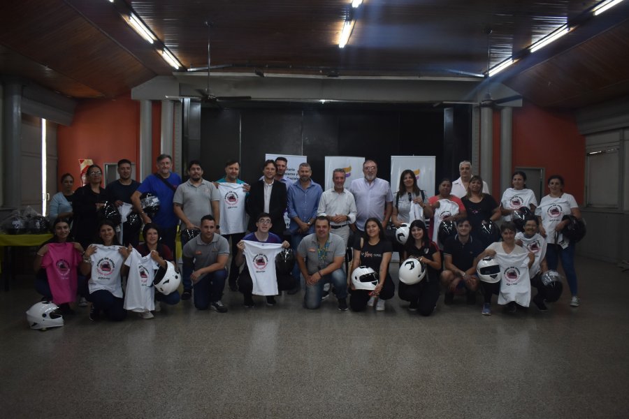 Los participantes junto a los capacitadores y el Intendente.