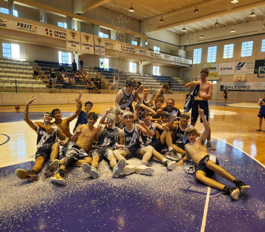 TITULO EN CASA. Los chicos de la BH festejaron en el Coliseo.