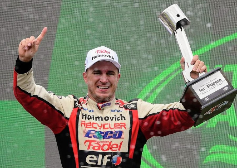 Mariano Werner festeja con el trofeo en el podio del autódromo pampeano de Toay.