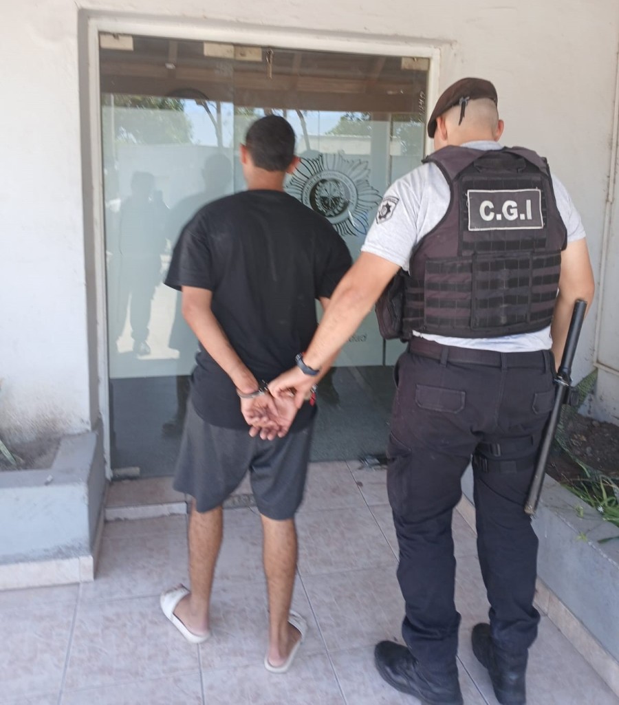 Agredió a su madre en su cuello y con un cuchillo, y a su padre con golpes de puño. Fue trasladado a Seccional 13a. y luego a la Alcaidía.