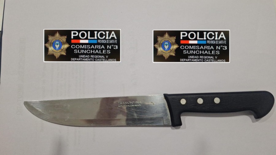 <i>El cuchillo secuestrado en la vivienda del presunto ladr&oacute;n, ubicada en calle C. Molina de Sunchales </i>