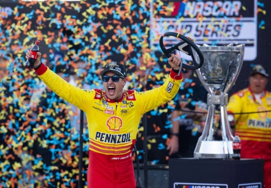 Joey Logano festej&oacute; su tercer campeonato en la NASCAR Cup Series.