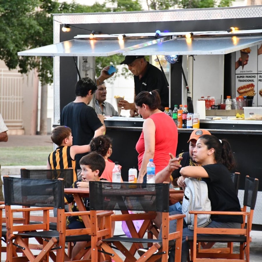 una familia disfrutando la propuesta de un carribar.