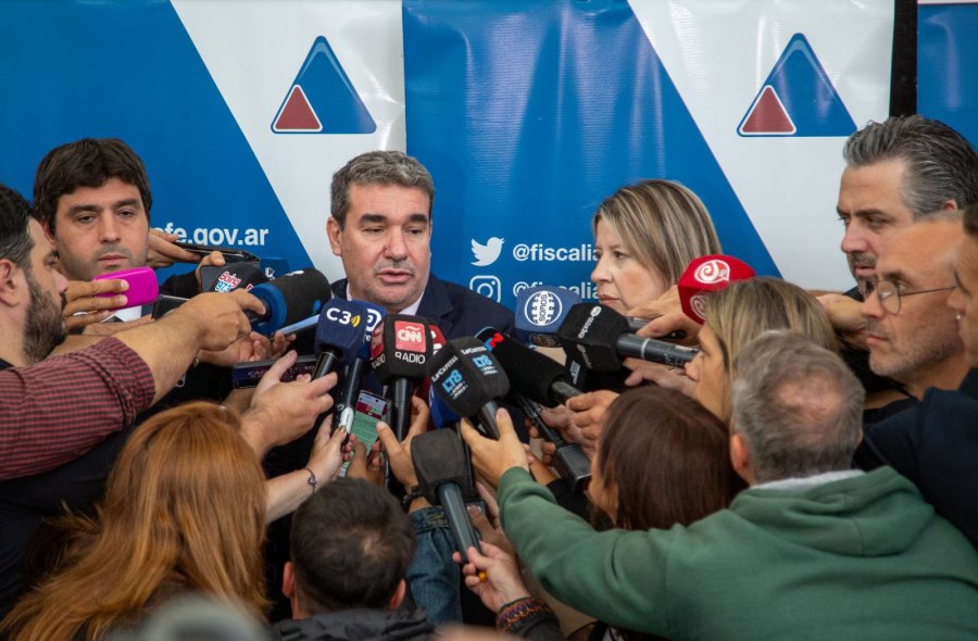 Los funcionarios durante la conferencia de prensa en Rosario. (FOTO SCS)
