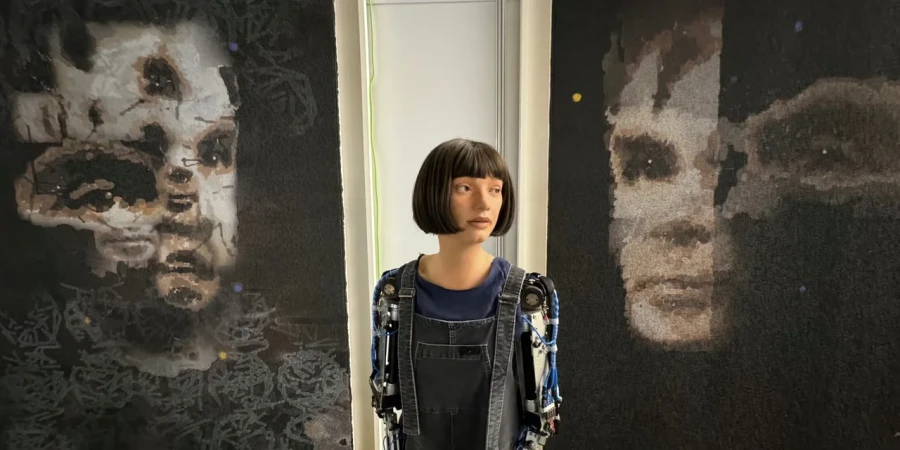 La robot Ai-Da con su obra de arte.