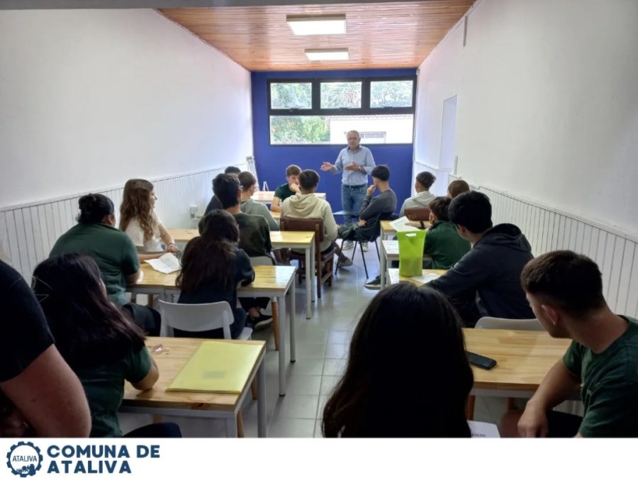 Álvarez brindando precisiones al estuiedantado.