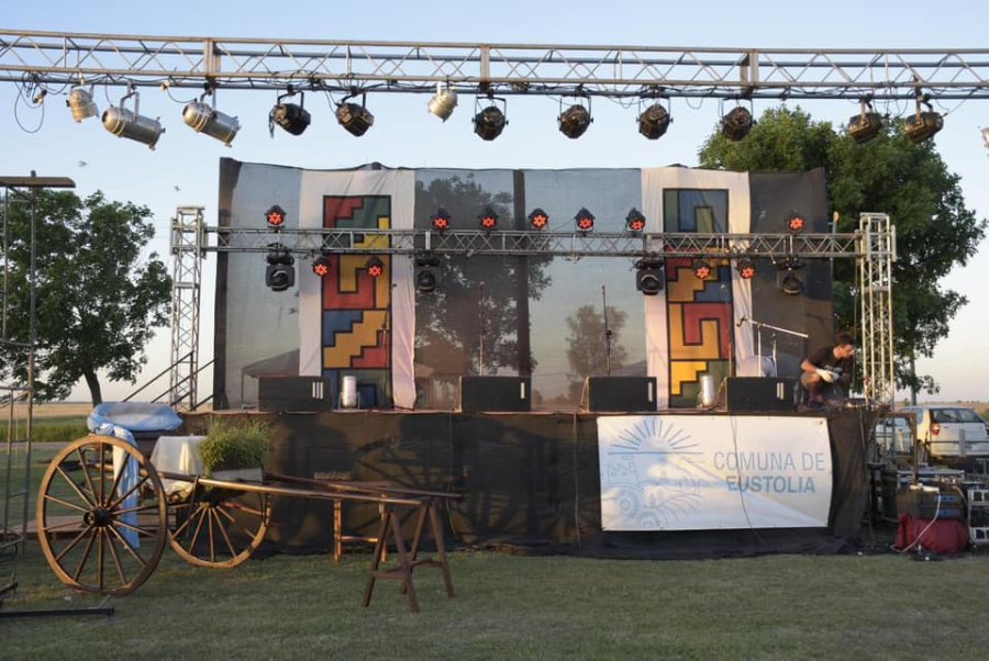 El escenario con ornamentos de raigambre criolla.