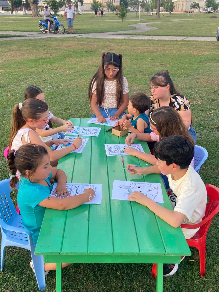 un grupo de niños que participa en el taller de artes plásticas.
