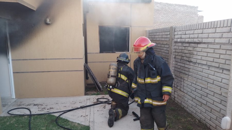 El departamento interno presentaba un foco ígneo en el dormitorio principal.