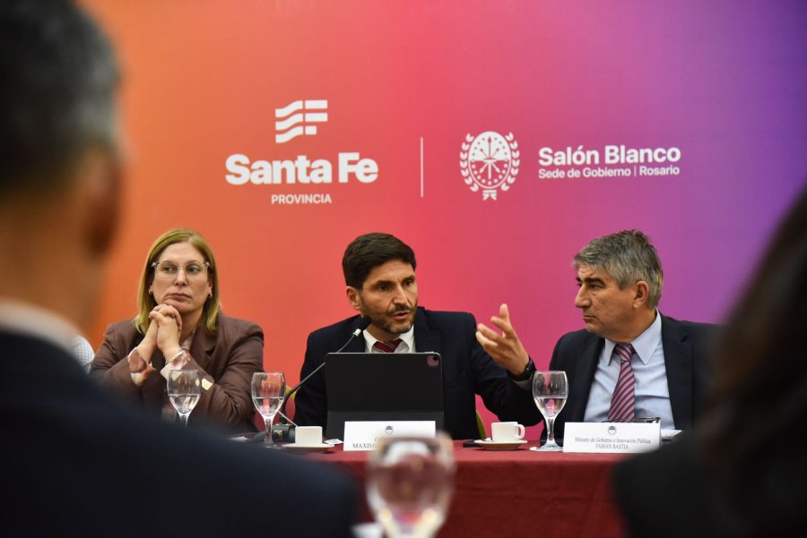 El gobernador Pullaro junto a la vicegobernadora Scaglia y el ministro Bastia durante la reuni&oacute;n.