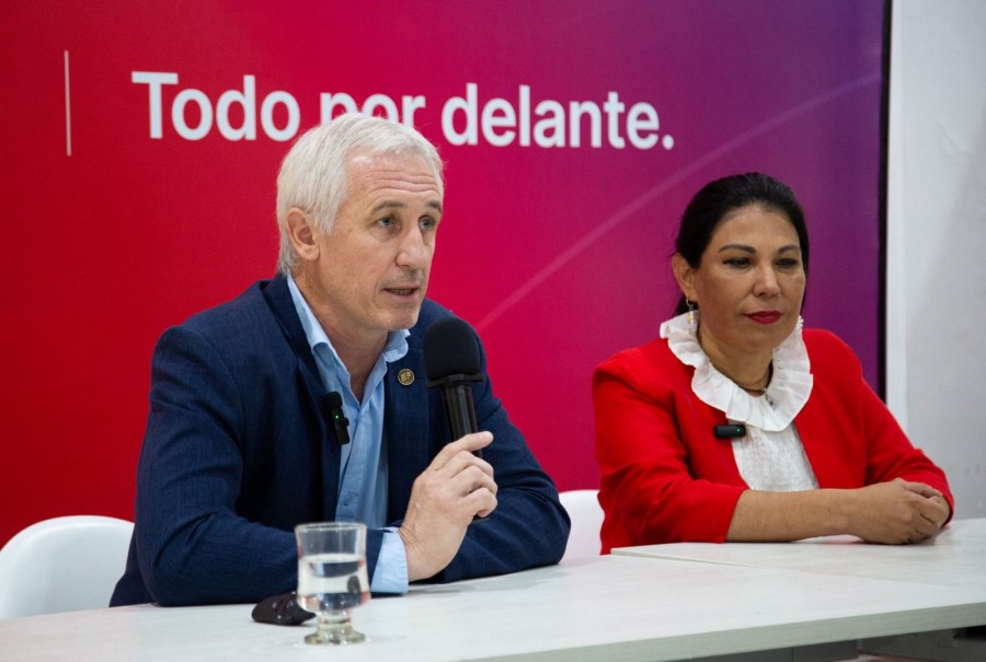 Tambi&eacute;n incluye a personas que estuvieron hospitalizadas durante el &uacute;ltimo brote de la enfermedad, que tienen entre 15 y 59 a&ntilde;os.