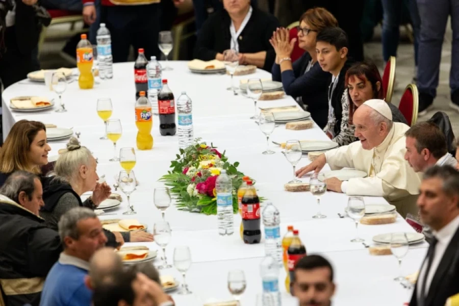 El Papa Francisco almuerza con personas desfavorecidas en 2019 .