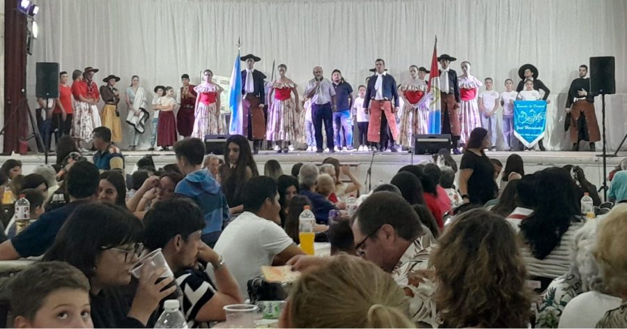 Un salón colmado disfrutó de la realización.