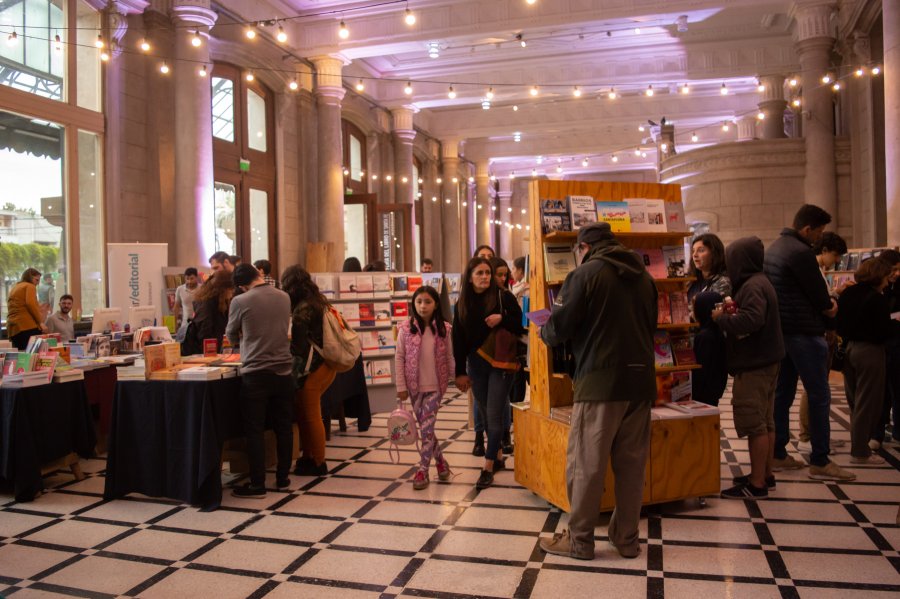 Gran concurrencia en la Feria del Libro de Santa Fe.