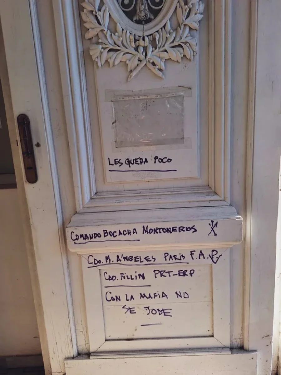 Las pintadas aparecieron en la mañana del martes en la puerta del Consejo Municipal de Rosario.