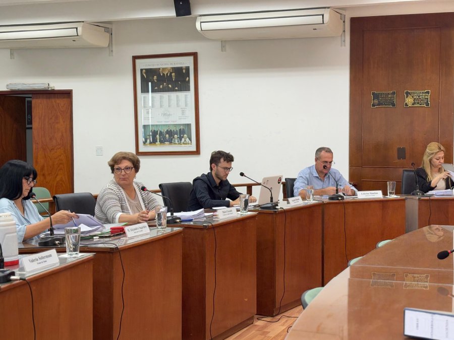 El bloque de concejales oficialistas durante la reuni&oacute;n de comisiones de este martes.